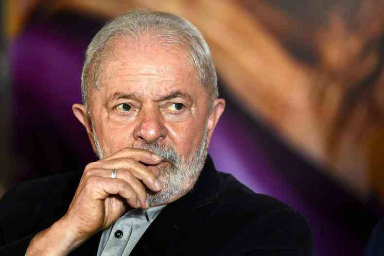 Presidente Lula com a mo na boca