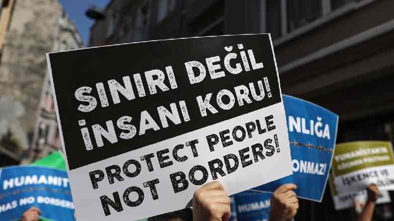 Protesto diante de embaixada grega em Istambul, contra tragdia na costa