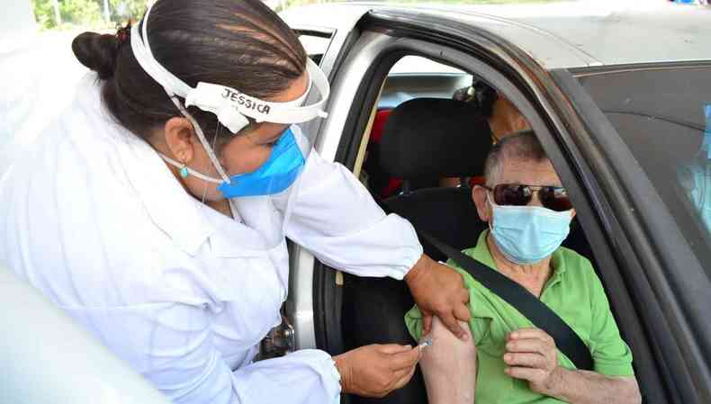 foto mostra a vacinação contra a Covid-19 no Shopping Center de Montes Claros
