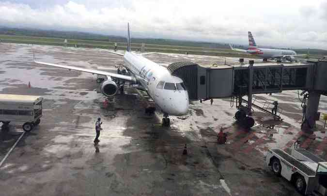 Com a pista molhada e neblina, 10 voos foram cancelados e 19 se atrasaram no Aeroporto Internacional Tancredo Neves(foto: Carlos Marcelo/EM/D.A Press)