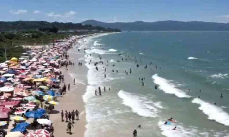 Praias do litoral do Rio ficaram cheias nesta quinta-feira (31/12)(foto: Whatsapp/Divulgao)