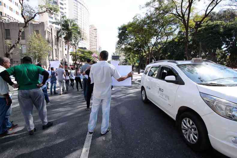 Condutores de aplicativo protestaram diante da Prefeitura de BH contra projeto(foto: Edsio Ferreira/EM/D.A PRESS )
