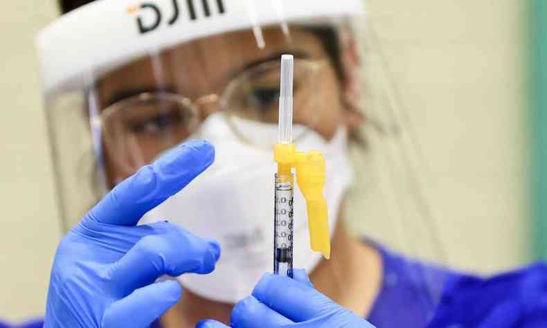 enfermeira segura vacina da varola dos macacos