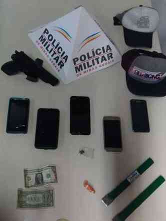 Rplica de arma de fogo e cinco celulares foram apreendidos (foto: Polcia Militar/Divulgao)
