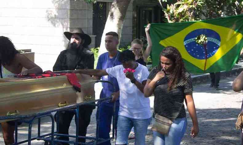 Enterro do catador Luciano Macedo no Cemitrio de Sao Francisco Xavier, no Rio de Janeiro, em 19 de abril(foto: CDSANTOS/FUTURA PRESS/ESTADAO CONTEUDO )