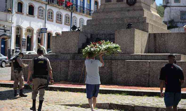 Coroa de flores foi devolvida e o homem que a recebeu e fazia a desmontagem também foi levado à delegacia(foto: Túlio Santos/EM/DA Press)