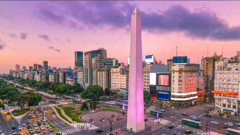 Foto mostrando o obelisco e a avenida 9 de Julio em Buenos Aires