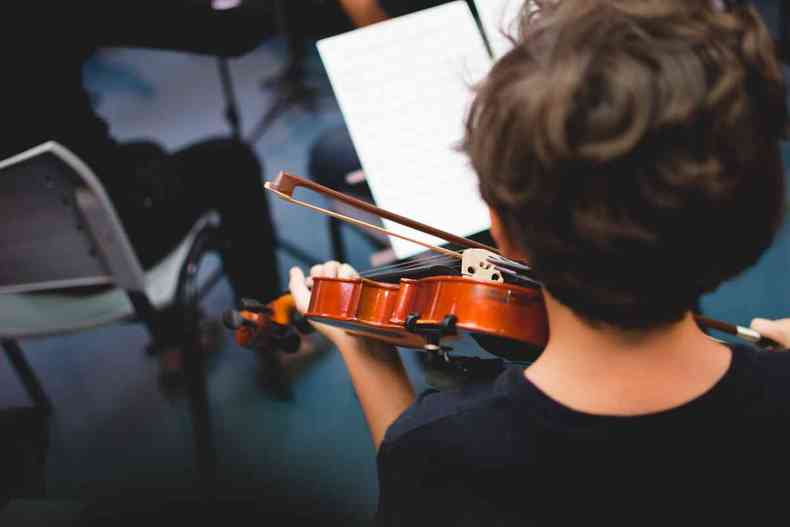 A partir dos 7 anos de idade, os alunos aprendem, ainda, a tocar instrumentos como piano, violo, guitarra, violino, entre outros(foto: Verde Novo Fotografia/Divulgao/CMI)