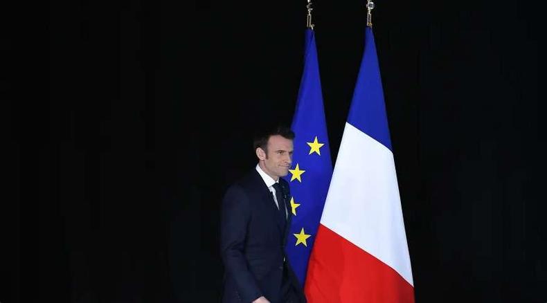 Trâmite parlamentar começa em meio aos protestos(foto: Foto: Reprodução/Aurelien Meunier/Getty Images) Imagem de Macron com a bandeira francesa e da União Europeia ao fundo