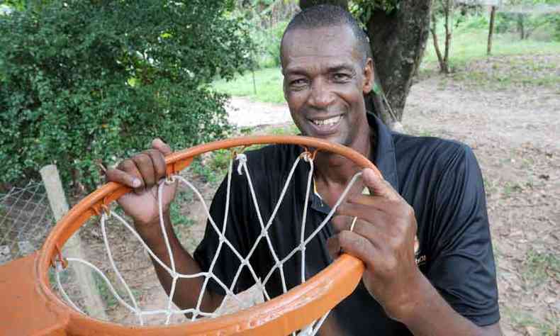 Longe das quadras, o ex-jogador Gerso mantinha contato com o basquete no quintal de sua casa(foto: Beto Novaes/EM/D.A Press )