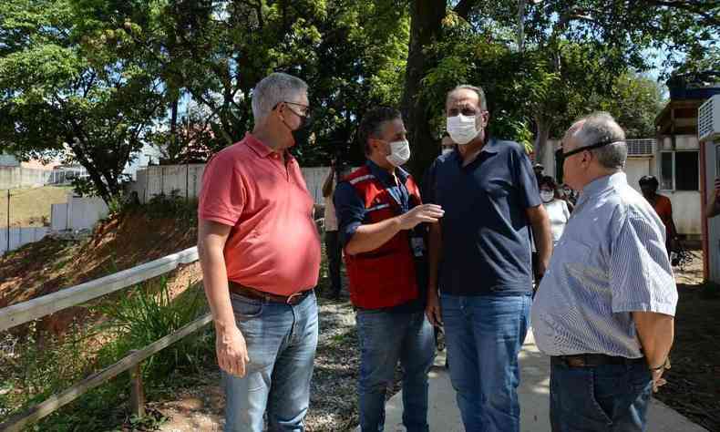 Prefeito Alexandre Kalil e superintendente Henrique Castilho acompanham obras na Vilarinho em Venda nova
