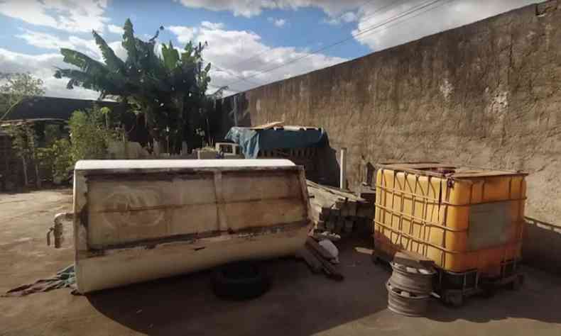 Tanques de armazenamento do combustvel instalados no terreno de uma casa