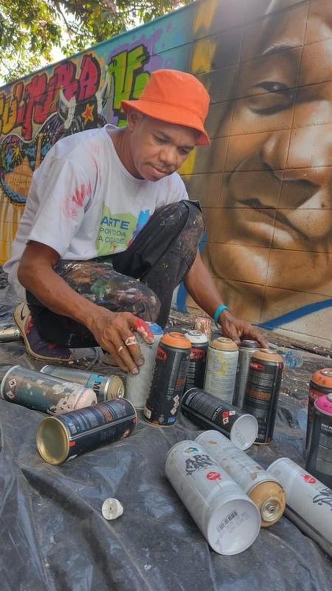 Artistas finalizaram o mural na Esta��o Barreiro neste s�bado (5/8)Ed�sio Ferreira/EM/D.A Press