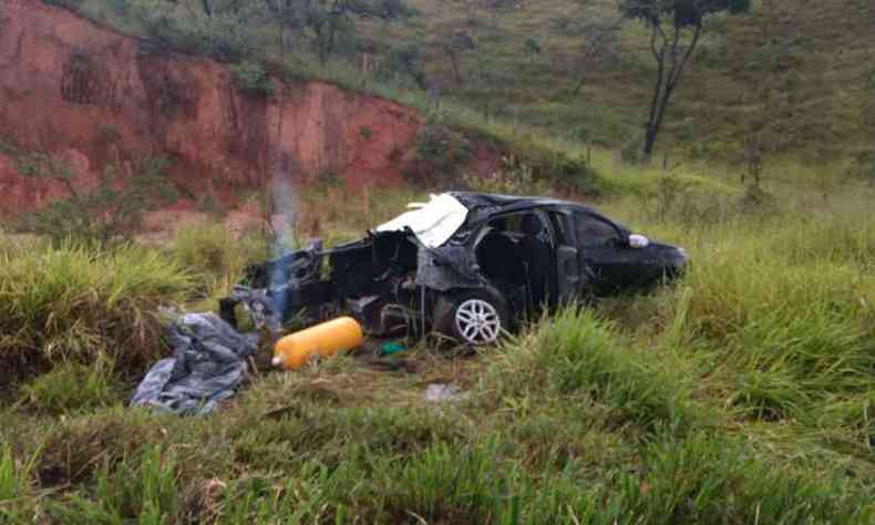 Com o impacto, o carro foi parar fora da pista(foto: Corpo de Bombeiros/Divulgao)