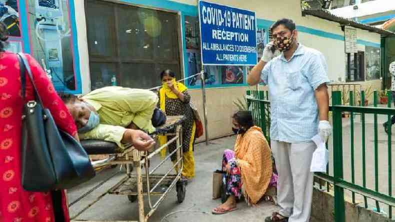 Alguns hospitais em Nova Delhi no esto aceitando novas admisses de pacientes com covid(foto: AFP)