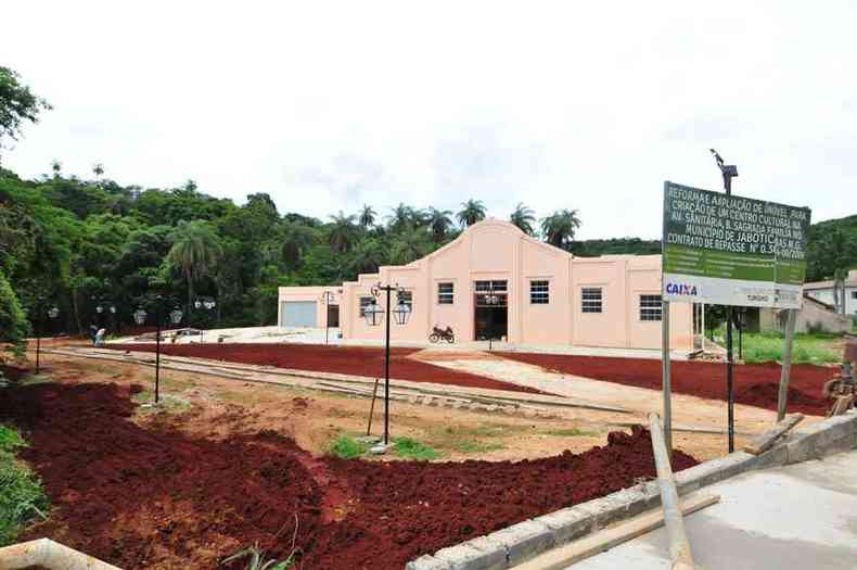 Agora em tonalidade rosa, com paisagismo refeito e ainda emoldurado por ps de coco-macaba, espao vai abrigar manifestaes artsticas e culturais(foto: Gladyston Rodrigues/EM/D.A Press )