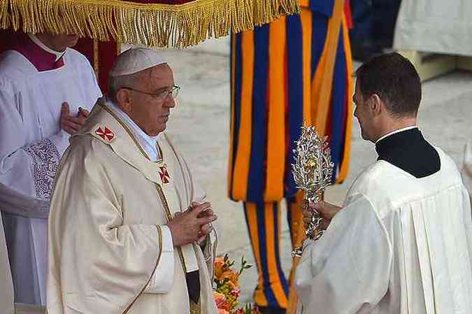 Sacerdote entrega a relquia de So Joo XXIII (foto: AFP Photo)