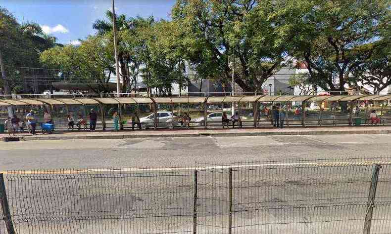 Ponto de nibus na Avenida Baro do Rio Branco, em Juiz de Fora, onde ocorreu o crime, segundo a Polcia Militar