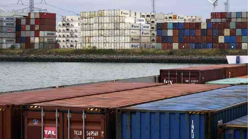 Porto de Roterd, com contineres e mar