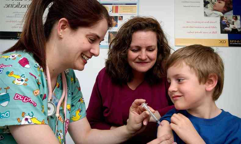 criana recebe aplicao de vacina