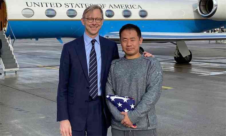 O Representante Especial dos EUA para o Ir, Brian Hook, recebe Xiyue Wang na chegada  Sua aps sua libertao do Ir (foto: Departamento de Estado dos EUA/AFP )