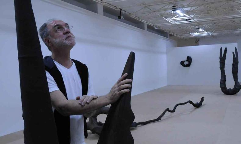 O escultor Angelo Venosa posa com um de seus trabalhos no Palcio das Artes