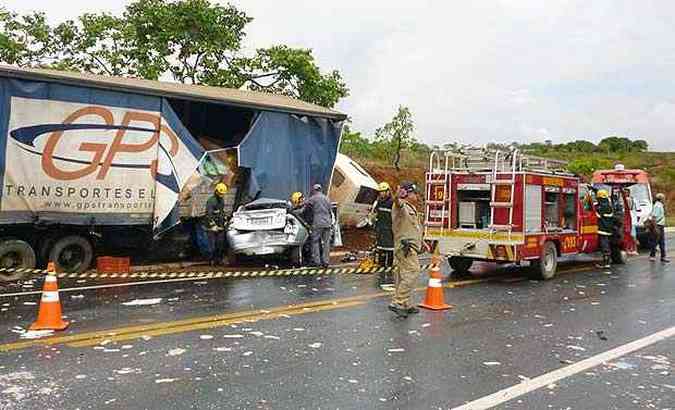 Carro ficou embaixo do veculo de carga(foto: Corpo de Bombeiros/Divulgao)