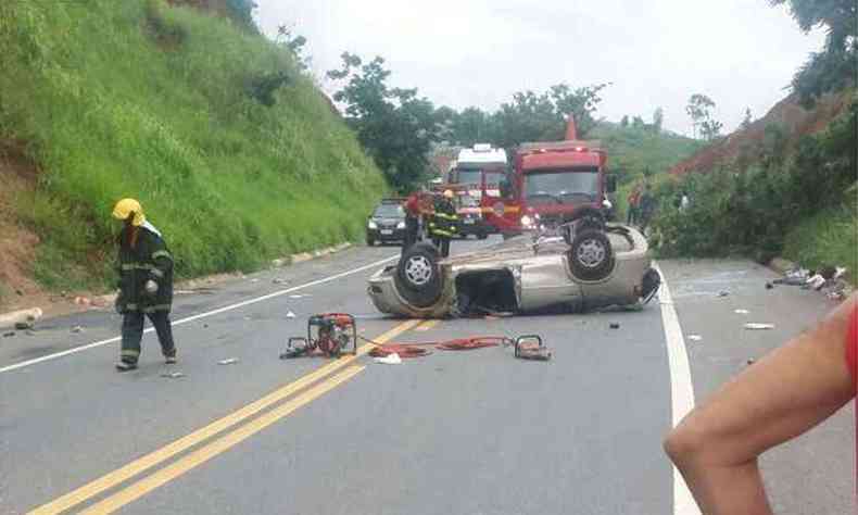 Vtimas seguiam no sentido BH. Aps colidir com rvore, carro capotou e foi parar no meio da rodovia, que  de pista simples(foto: Reproduo internet/WhatsApp)