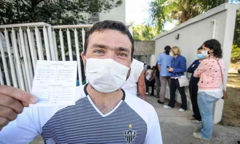Pedro Henrique de Dantas Leme, de 43 anos, garantiu a imunidade no Centro de Sade Santa Lcia, nesta segunda-feira (12/7)(foto: Leandro Couri/EM/D.A Press)