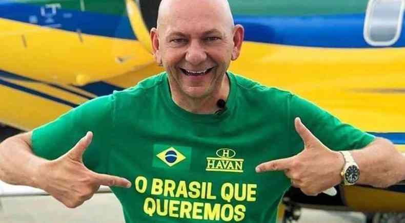 Hang com blusa em apoio a Bolsonaro