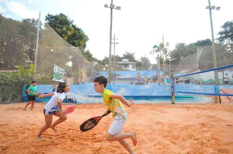 crianas jogando Beach Tennis