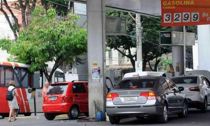 No posto Duas Pátrias, a manutenção do valor atraiu motoristas nessa quarta-feira(foto: Fotos: Gladyston Rodrigues/EM/D.A Press) No posto Duas Pátrias, a manutenção do valor atraiu motoristas nessa quarta-feira(foto: Fotos: Gladyston Rodrigues/EM/D.A Press)