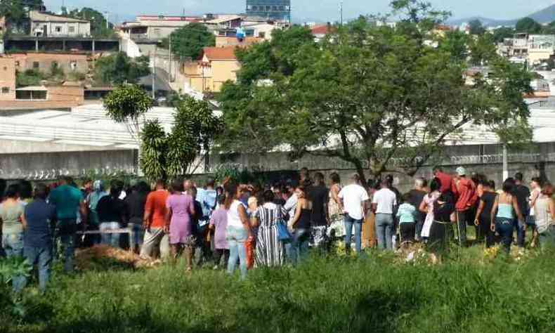 Familiares e amigos se despediram das vtimas no Cemitrio da Paz(foto: Gladyston Rodrigues/EM/D.A.Press)