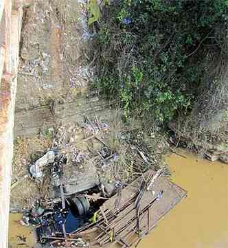 Caminho ficou completamente destrudo(foto: Corpo de Bombeiros/Divulgao)