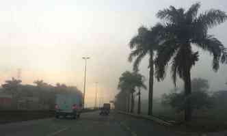 Neblina no incio da manh na BR-381, em Betim, na regio metropolitana(foto: Edsio Ferreira/EM/DA Press)
