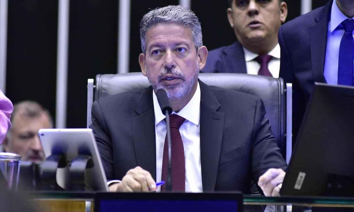 Artista censurada por mostrar Arthur Lira no lixo sofre ameaças 1 image