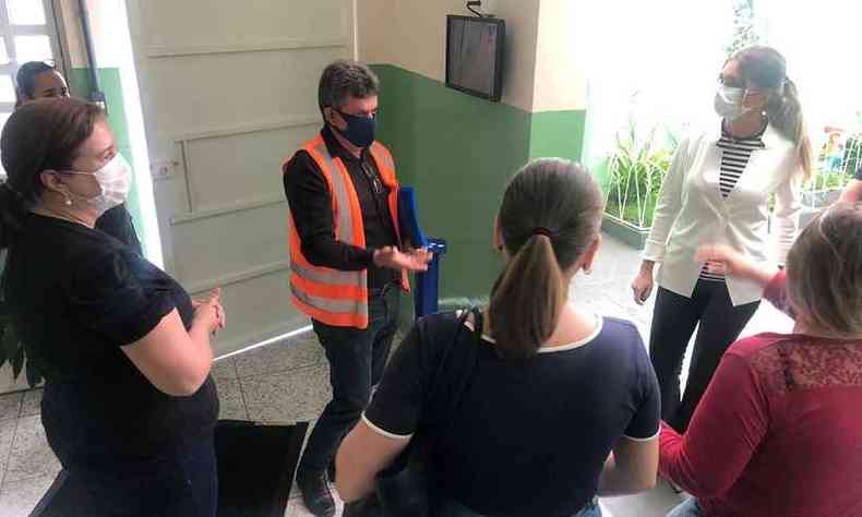 Representantes do grupo Escolho estar na Escola se reuniram com o prefeito nesta segunda e pediram que ele repensasse a no reabertura das escolas neste ano(foto: Reproduo/Redes Sociais)