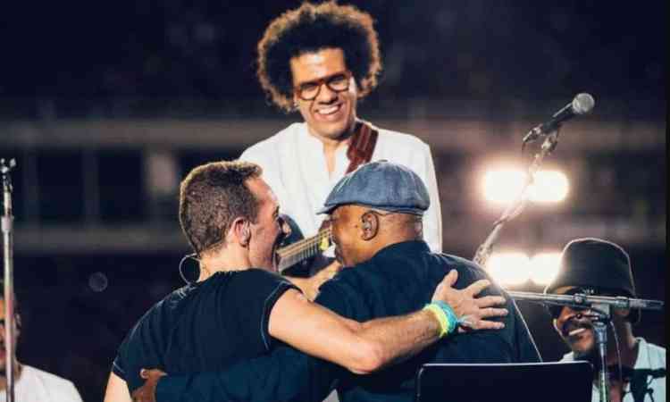 Chris Martin, Milton Brasileiro, Hamilton de Holanda e Seu Jorge no show do Coldplay