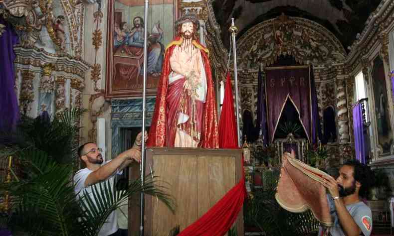 De camisa branca, o padre Felipe Lemos prepara a imagem de Cristo para as cerimnias da semana santa na cidade mineira de Santa Luzia 