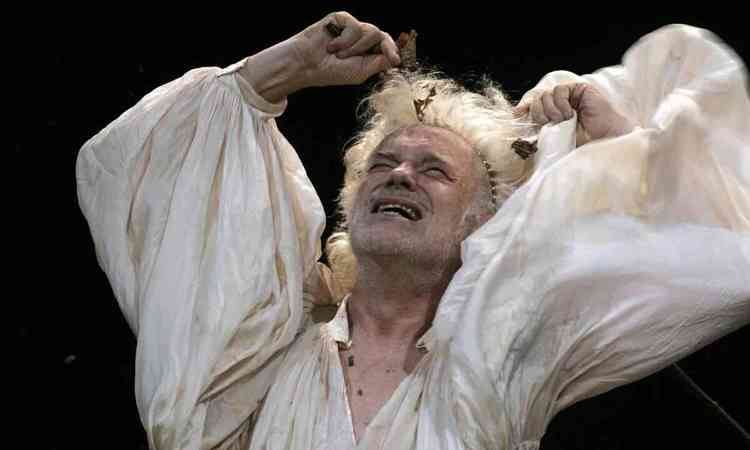 O ator alemo Gert Voss ergue objeto no palco caracterizado como Rei Lear, em cena da pea
