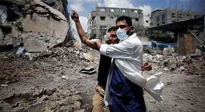 Mdico ajuda morador de Gaza aps bombardeio israelense, onde bombardeio contra um hospital deixou 5 mortos e aproximadamente 60 feridos(foto: REUTERS/Finbarr O'Reilly)