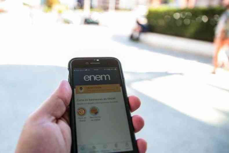 Tela de celular mostra app do Enem