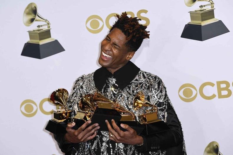 Jon Batiste segura 5 pr�mios 