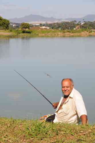 Pescador na Lagoa da Pampulha, o aposentado Sebastio Bispo nem passou perto do Mineiro (foto: Euler Jnior/EM/D.A Press)