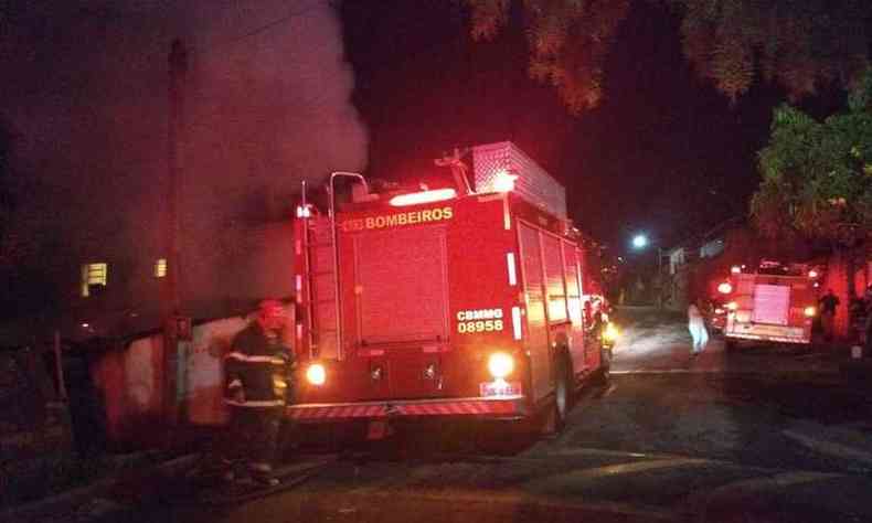 Fato aconteceu em Barroso. Bombeiros gastaram 300 litros de gua para apagar as chamas(foto: Divulgao/Corpo de Bombeiros)