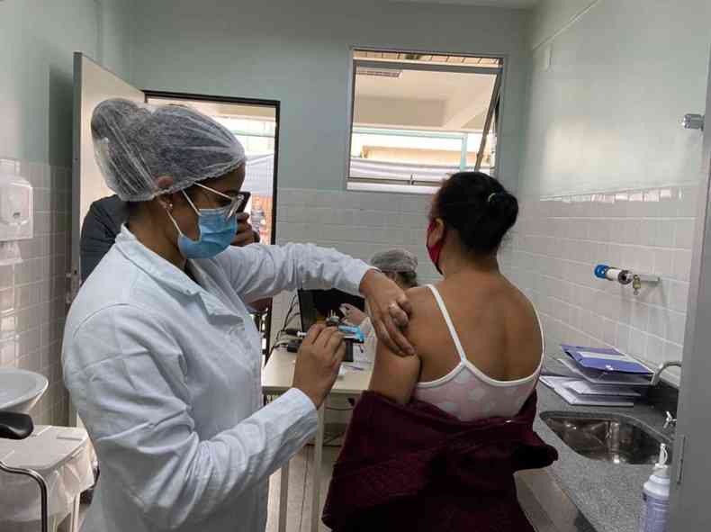 Idosos de 67 e 68 anos que aguardavam a segunda dose da CoronaVac vo completar a imunizao nesta tera-feira (18/5) em Betim (foto: Prefeitura de Betim/Divulgao)
