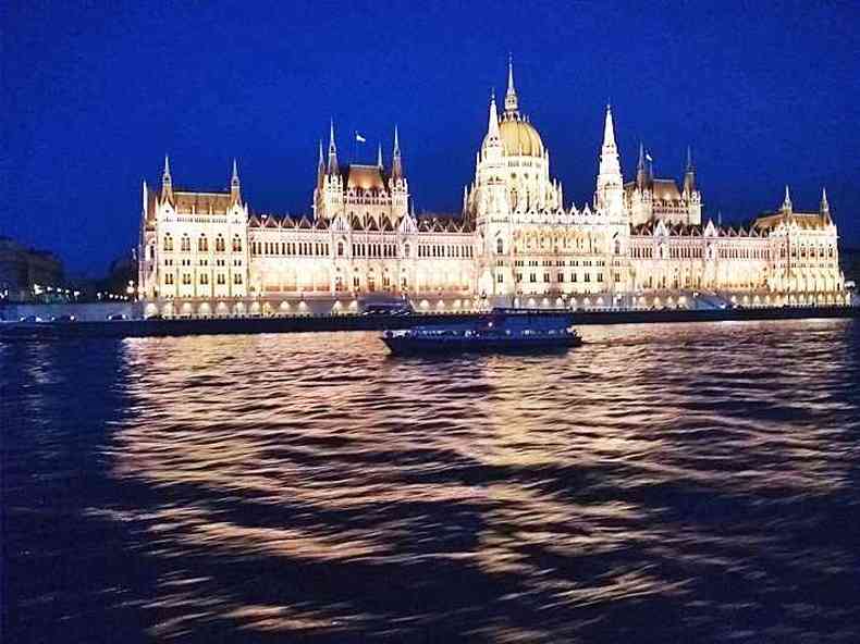 Se a vista do Parlamento, com suas 700 salas, durante o dia  maravilhosa,  noite no tem explicao(foto: Elizabeth Colares/EM/D.A Press)