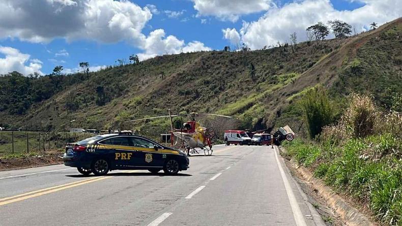 Helicóptero Arcanjo foi acionado para auxiliar no resgate das vítimas(foto: Corpo de Bombeiros/Divulgação) Helicóptero Arcanjo foi acionado para auxiliar no resgate das vítimas