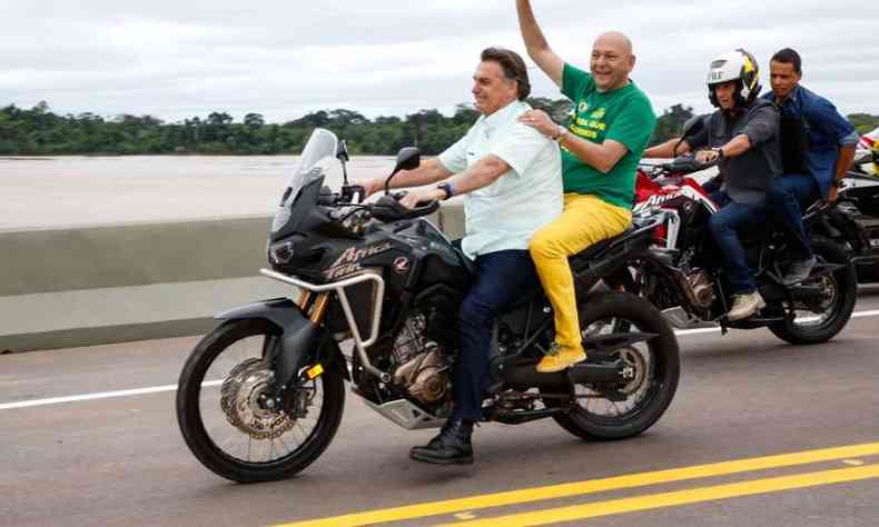 Sem capacete, Bolsonaro j fez passeios de moto em So Paulo, Rio e Braslia(foto: Reproduo/Twitter)
