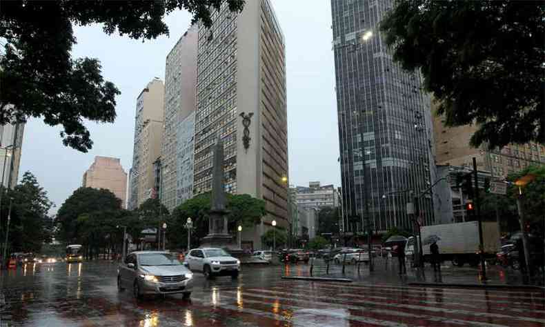 Belo Horizonte teve chuva na manh de ontem. Nesta quinta, a previso  de pancadas de chuva a qualquer hora do dia(foto: Jair Amaral/EM/D.A Press)